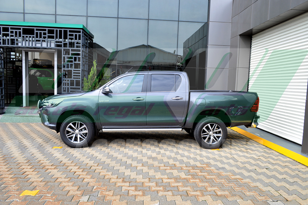 Praguri laterale inox Toyota Hilux 2006+ Praguri laterale inox Toyota Hilux 2006+